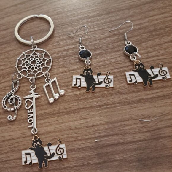 Matching Music Kitty keychain and earrings set - Picture 1 of 1
